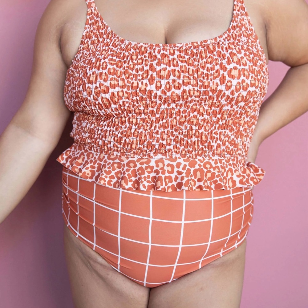 Ruched swim bottoms with grid pattern